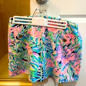 Lilly Pulitzer skirt size small barely worn. Great for spring!!